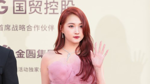 关晓彤红发亮相金鸡红毯 粉黑配礼裙演绎甜酷姐