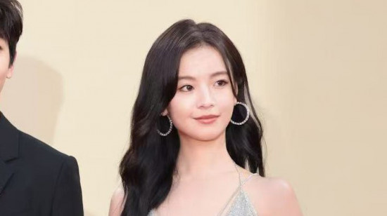 李庚希亮相金鸡红毯 成首位00后金鸡奖最佳女主角