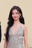 李庚希亮相金鸡红毯 成首位“00后”金鸡奖最佳女主角