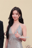 李庚希亮相金鸡红毯 成首位“00后”金鸡奖最佳女主角