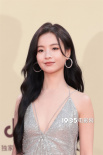 李庚希亮相金鸡红毯 成首位“00后”金鸡奖最佳女主角