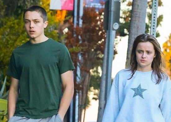 一个像妈一个像爸！安吉丽娜·朱莉龙凤胎儿女街拍