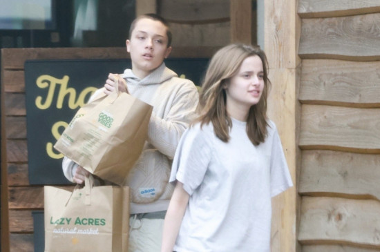 龙凤胎出街！朱莉带儿子出席活动惹怒布拉德·皮特