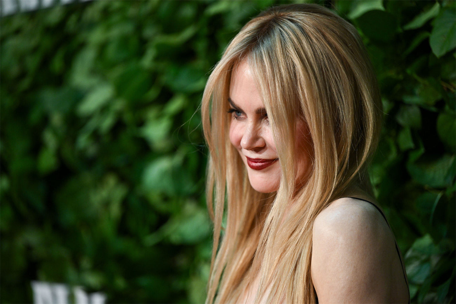 古典气质拉满!妮可·基德曼吊带抹胸礼裙亮相红毯