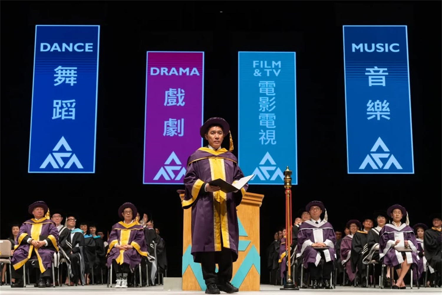 梁朝伟、洪金宝同框！与许鞍华一同获颁荣誉博士