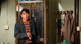 《小巷人家》向鵬飛成最出彩配角，他才是關(guān)曉彤真青梅竹馬