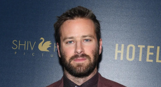 复出作+1！艾米·汉莫加盟乌维·鲍尔《黑暗骑士》_好莱坞_电影网_1905.com