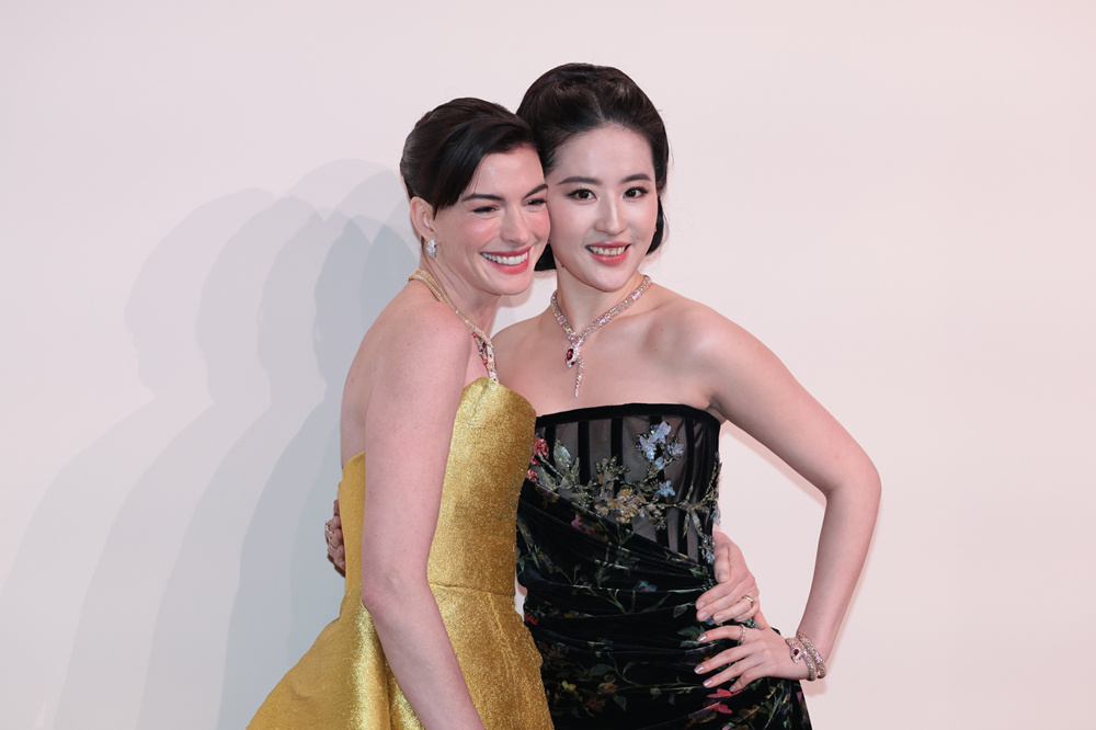 刘亦菲、安妮·海瑟薇合体 “昀牵孟绕”CP同框!