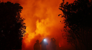 加州山火烧毁43英亩土地 险危及好莱坞星光大道_好莱坞_电影网_1905.com