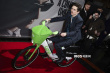 甜茶骑共享单车现身《无名小辈》首映 违规停车被罚款