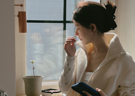 为复工预热！赵露思凌晨分享有猫有狗的修养日常