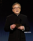 成龍亮相評(píng)論家選擇獎(jiǎng) 為《艾米莉亞·佩雷斯》頒獎(jiǎng)