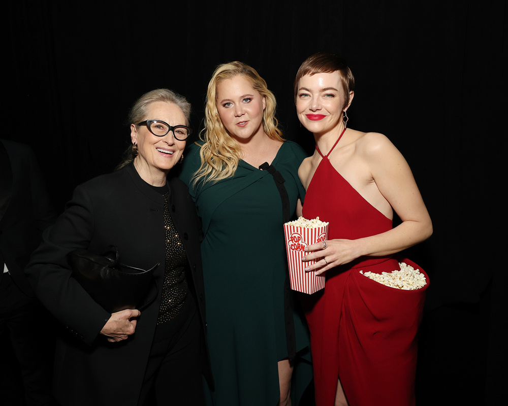 爆米花管够！石头姐现身SNL活动 礼裙开辟新功能