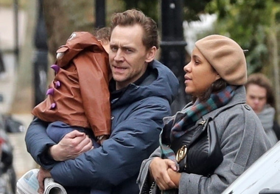 汤姆·希德勒斯顿一家三口出街 萌娃成Daddy挂件