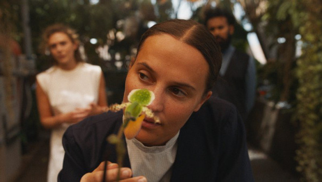 科幻片《评估》曝预告 坎妹干涉奥妹的怀孕计划！