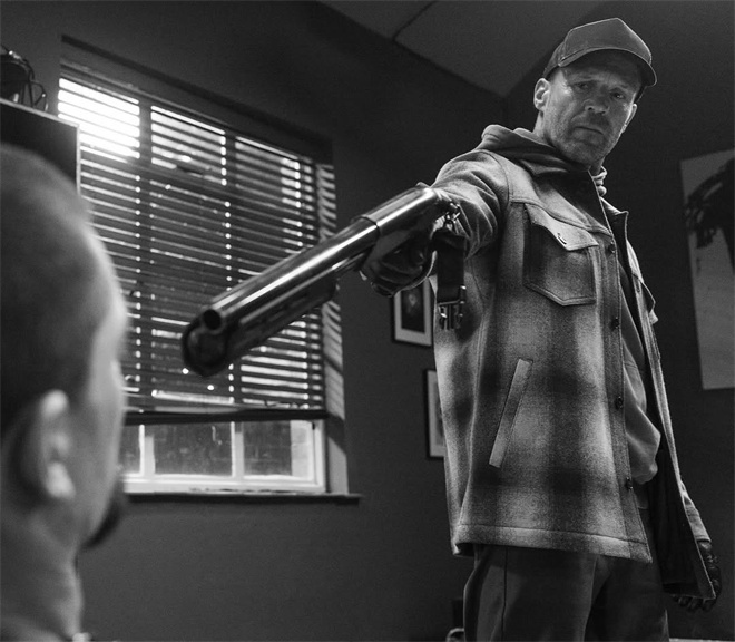 《制暴:无限杀机》幕后照 斯坦森大秀硬汉本色