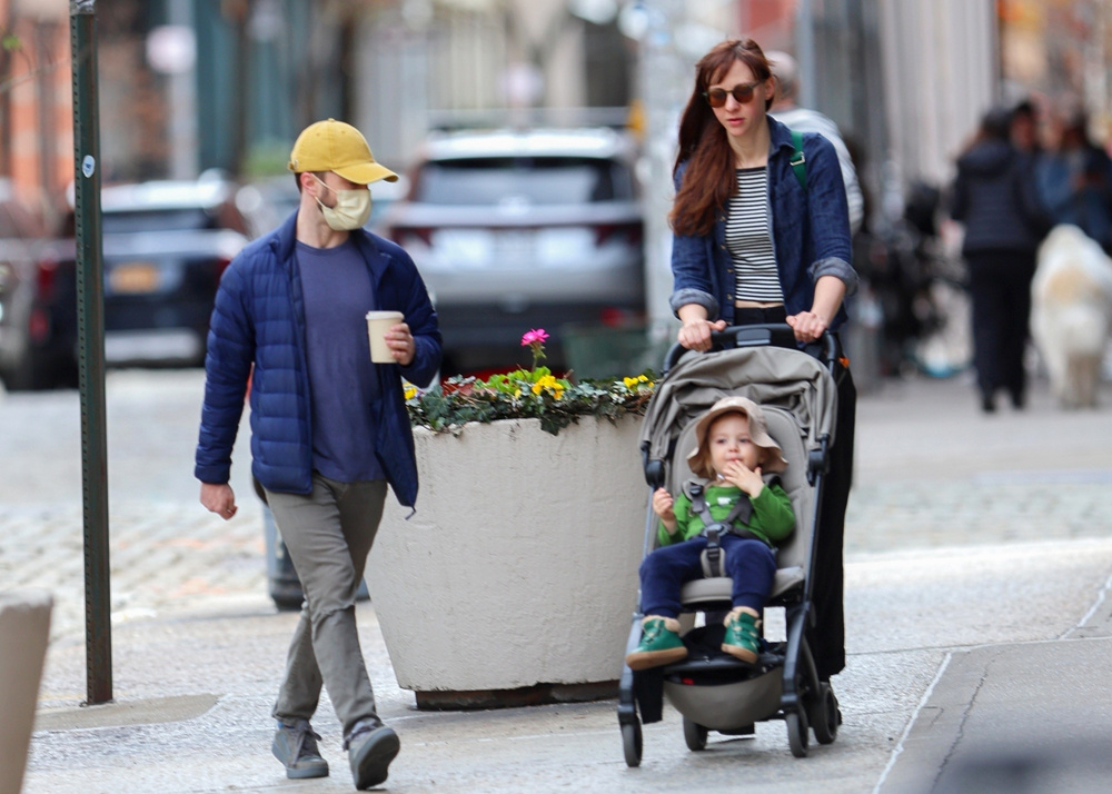 “哈利”丹尼尔·雷德克里夫遛娃 2岁儿子曝正面照