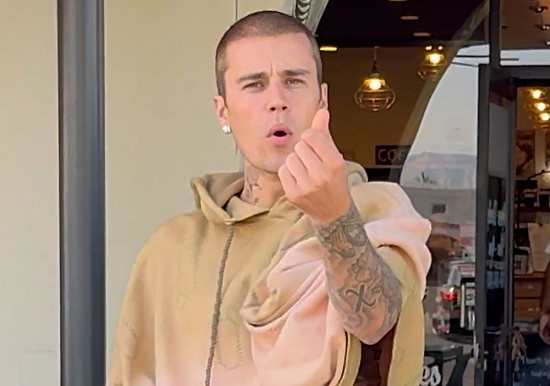 又碎了!贾斯汀·比伯外出受打扰 与狗仔发生冲突