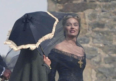 《呼啸山庄》路透 玛格特·罗比黑纱造型难挡美貌