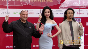 娄艺潇身着蓝色露肩礼服登北影节红毯