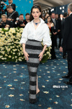 2025 Met Gala：蕾哈娜挺三胎孕肚亮相，炸翻全场！