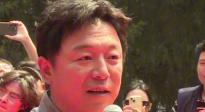 黃渤回母校北電領(lǐng)獎(jiǎng) 當(dāng)時(shí)在學(xué)校里練的晨功 今天聽(tīng)到回聲了