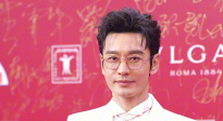 黃曉明亮相第27屆上海國際電影節(jié)閉幕式紅毯