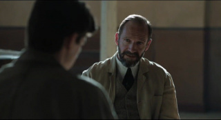 费因斯主演《合唱团》曝预告 聚焦一战中小镇青年