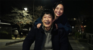 《平场之月》曝预告 堺雅人演绎中年“花束恋爱”