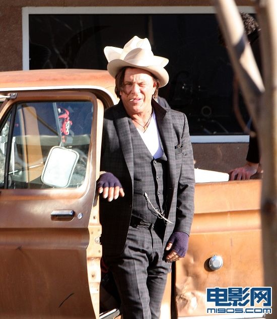 米基·洛克拍新片痞味十足 摔角王变老混混