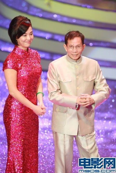 刘家良获得终身成就奖 刘家良携太太上台