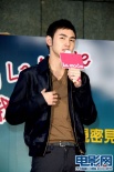 阮經(jīng)天出席寢具代言活動(dòng) 把身上刺青當(dāng)設(shè)計(jì)標(biāo)語(yǔ)