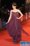 李康宜紫色吊帶長裙氣質(zhì)高貴 微笑亮眼大秀美肩