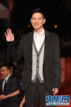 张家辉微笑挥手展示亲和力 衣着保守低调有余