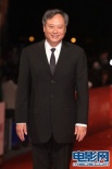 導(dǎo)演李安西裝革履亮相紅毯 親切微笑惹粉絲尖叫