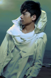 张杰白色斗篷浪漫看海